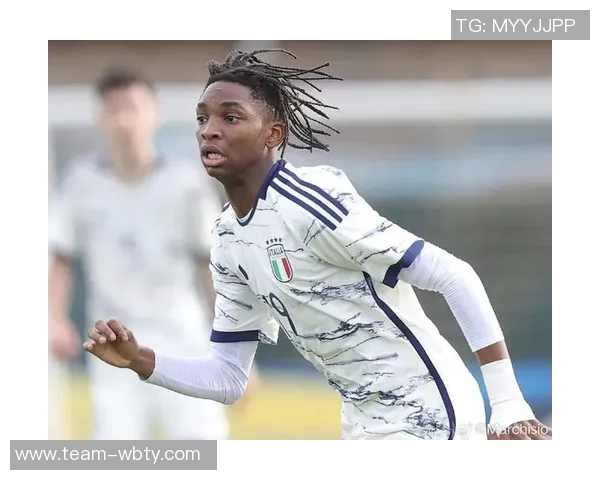 尤文16岁边锋埃利莫加莱随一线队训练展现莱奥相似技术特点